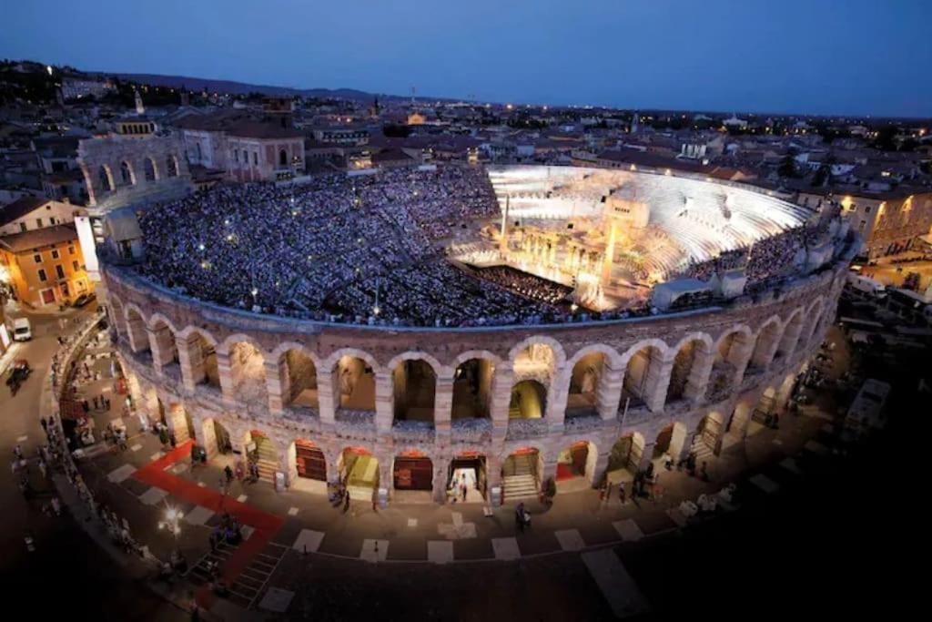 Il Cuscino Di Giulietta - 2 Min From Arena Apartment Verona Bagian luar foto