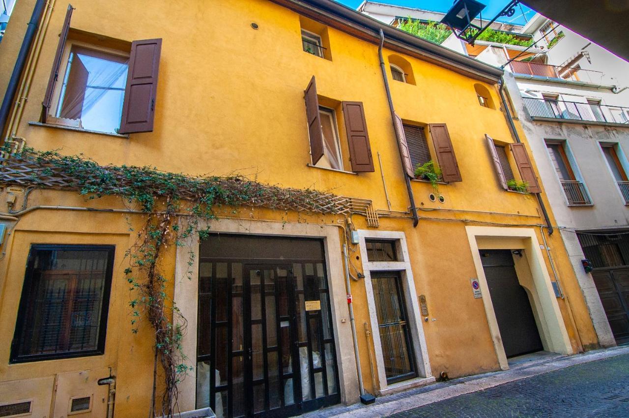 Il Cuscino Di Giulietta - 2 Min From Arena Apartment Verona Bagian luar foto
